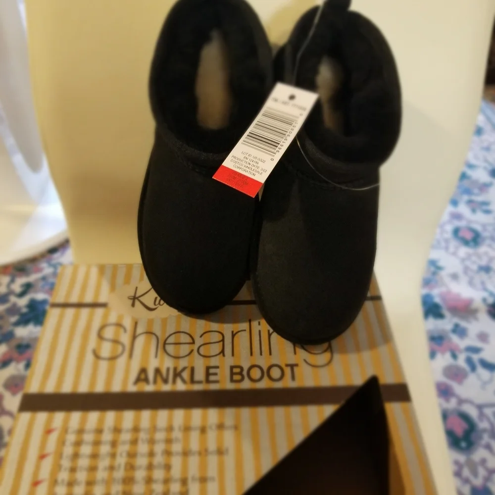 Kirkland Signature Black Shearling Ankle Youth Boot size 3 youth girl e…